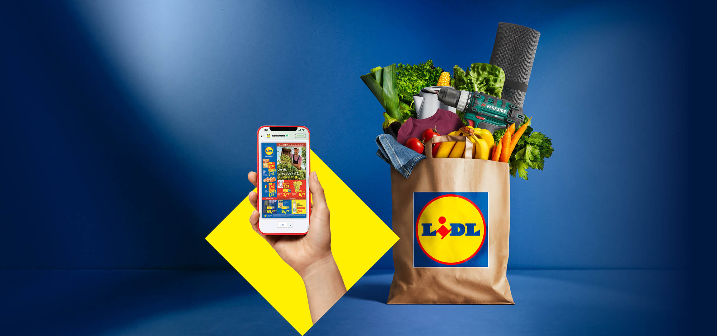 O mână ține un telefon cu aplicația Lidl, lângă o pungă de cumpărături Lidl plină cu produse alimentare și nealimentare.