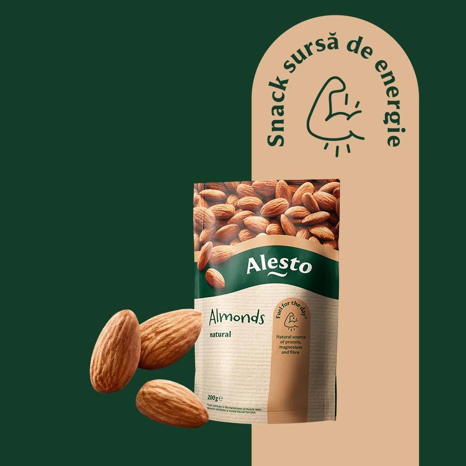 Pachet de migdale naturale, cu textul „Snack sursă de energie” și „Fuel for the day”.