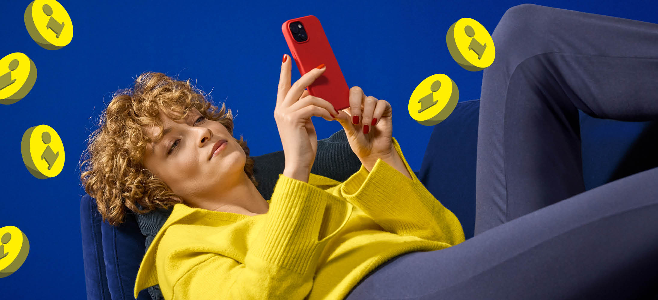 Femeie relaxată pe canapea, folosind un telefon roșu, cu simboluri de informații plutitoare.