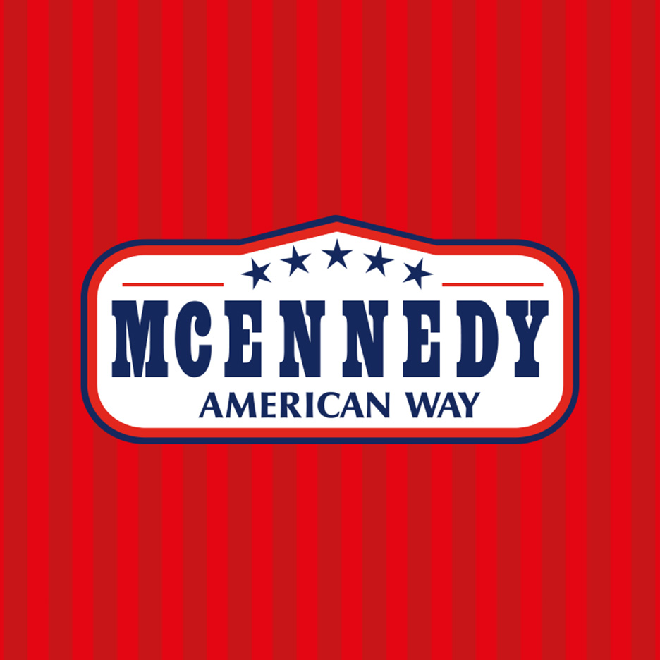 Siglă roșie, albă și albastră cu stele și textul 'MCENNEDY AMERICAN WAY' pe un fundal cu dungi roșii.