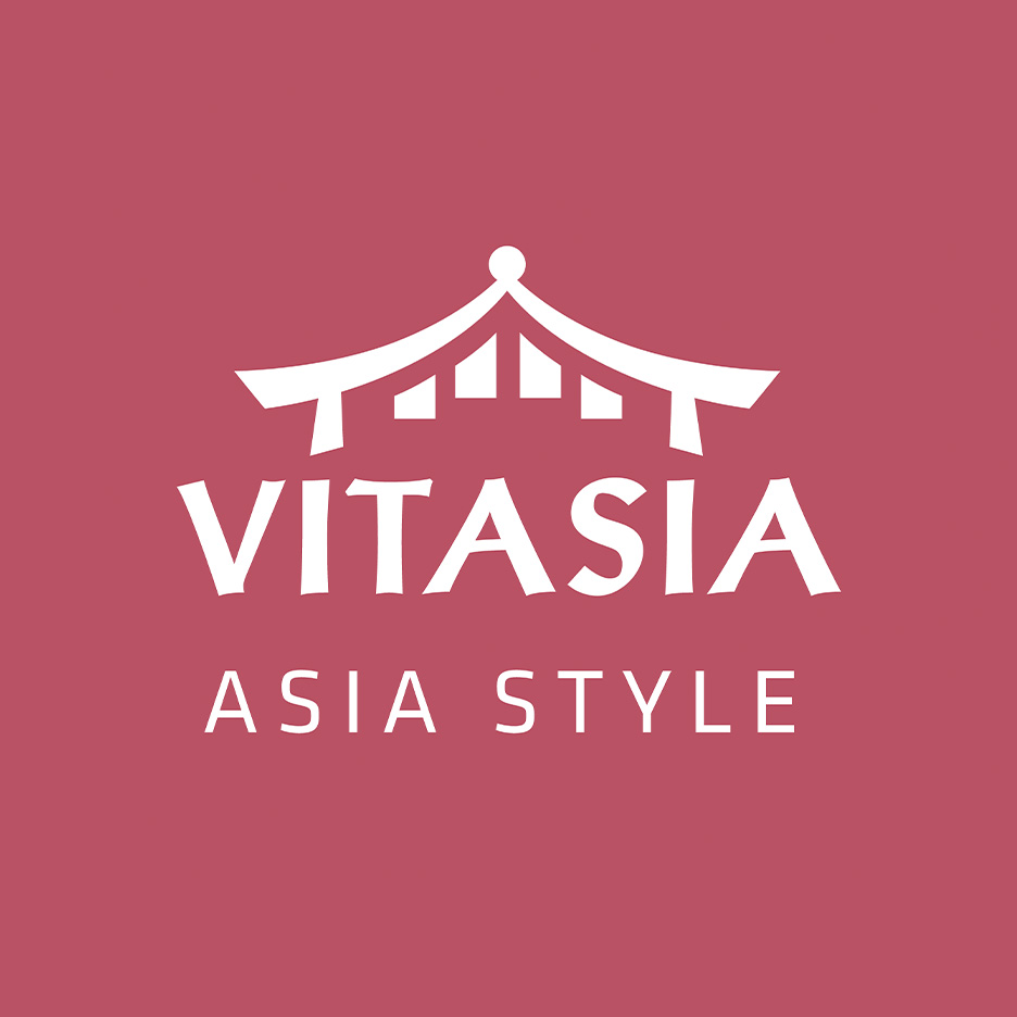 Logo cu acoperiș asiatic stilizat și textul „VITASIA ASIA STYLE” pe fundal roșu.