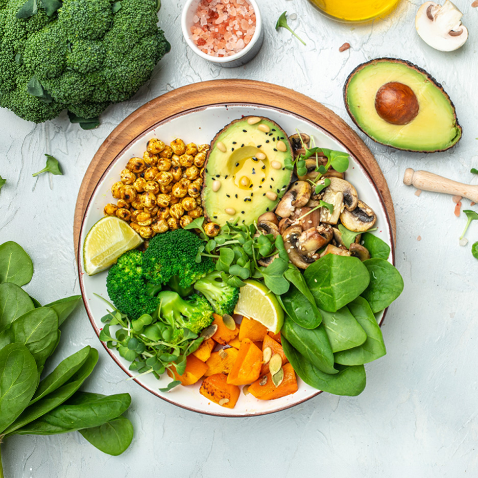 Bol vegan cu năut, avocado, broccoli, ciuperci, dovleac și spanac.