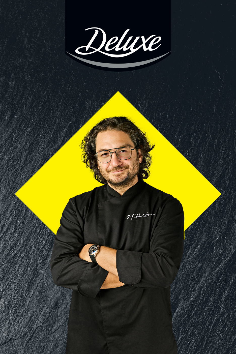Chef Florin Dumitrescu în uniformă neagră, cu logo-ul Deluxe pe fundal.