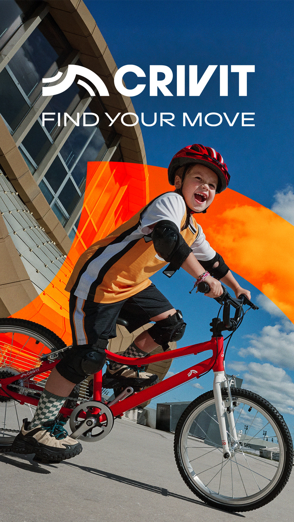 Copil pe bicicletă, purtând cască și echipament de protecție, cu textul „FIND YOUR MOVE”.