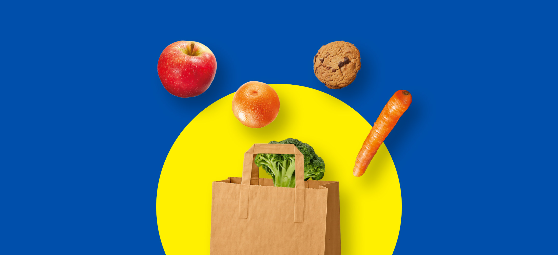 Măr, portocală, fursec, morcov și broccoli într-o pungă de cumpărături pe fundal albastru și galben.