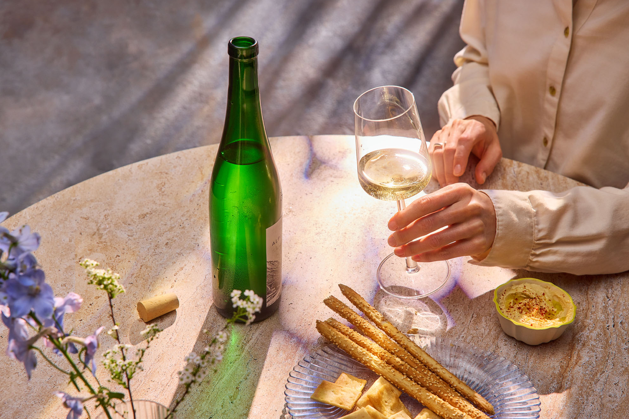 Vin alb, grissini și hummus.