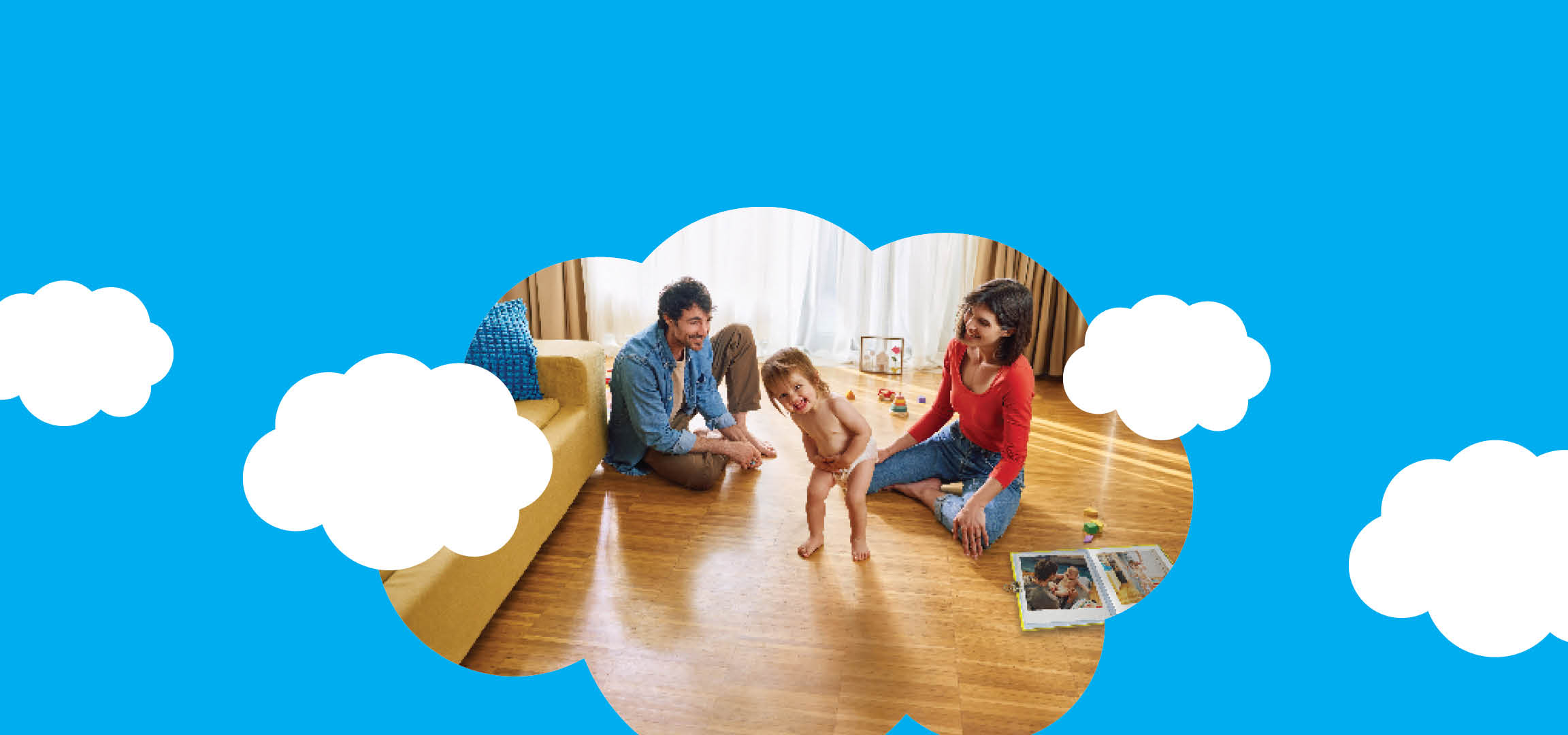 Părinți fericiți se joacă cu copilul lor pe podea.