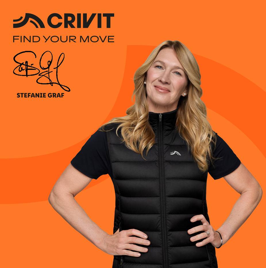 Femeie în vestă neagră matlasată, cu textul „FIND YOUR MOVE” și semnătura lui Stefanie Graf.
