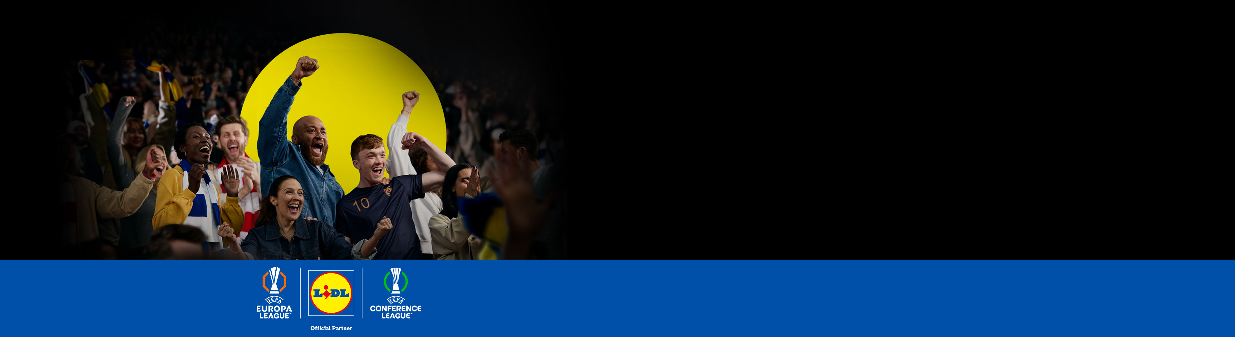 Fani de fotbal entuziasmați, aplaudând cu logo-urile Lidl și UEFA Europa/Conference League.