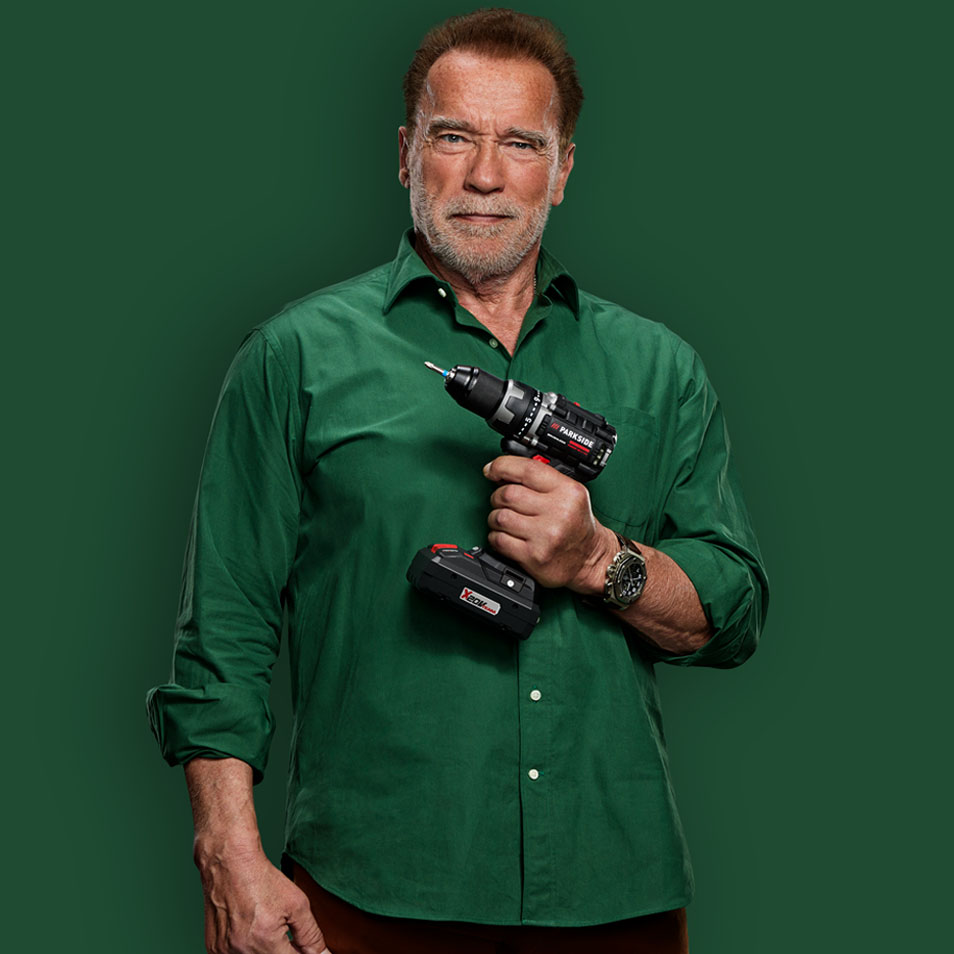 Arnold Schwarzenegger ține o mașină de găurit Parkside.