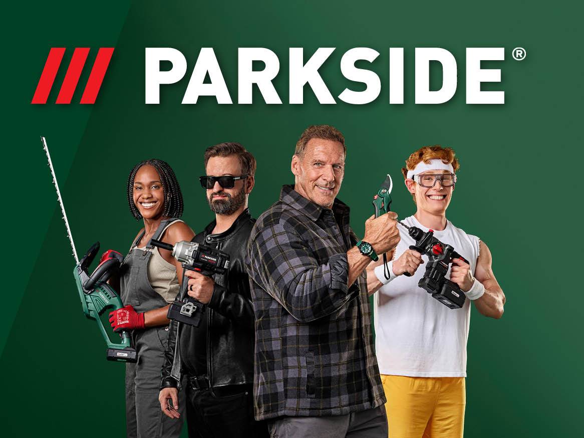 Patru persoane zâmbitoare ținând un tuns gard viu, o cheie de impact, foarfece de grădină și o mașină de găurit.