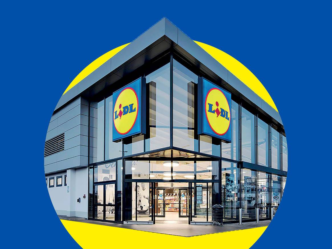 Exteriorul unui magazin Lidl, cu logo-ul vizibil pe fațada de sticlă și metal.