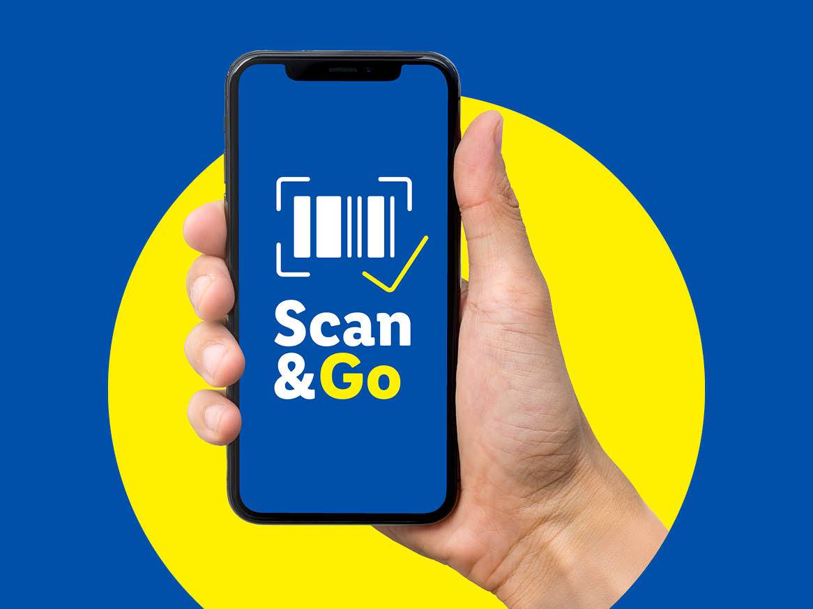 O mână ține un smartphone cu aplicația „Scan & Go” pe un fundal albastru și galben.
