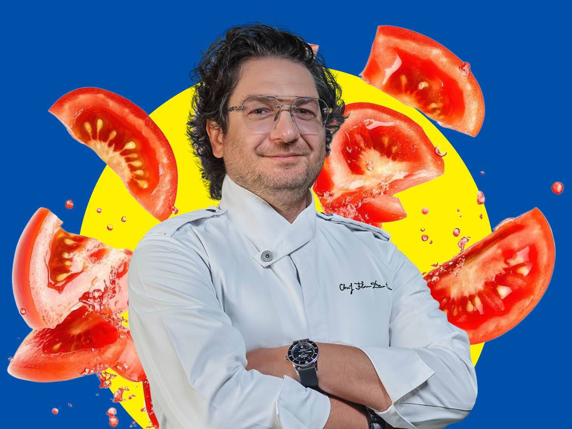 Un bucătar zâmbitor, cu ochelari, pe un fundal albastru cu un cerc galben și felii de roșii.